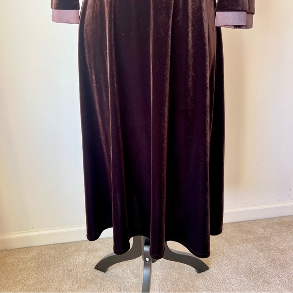 Vintage SANDRA DARREN Velvet V-Neck Fit And Flare 3/4 Sleeve Dress—SZ. 10 - Picture 4 of 12